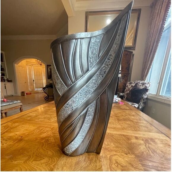 Gorgeous Metallic Silver & Crystal Vase! - Picture 13 of 17